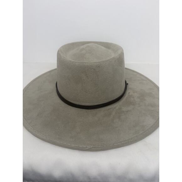 De La Rosa Tulum Hat features a soft, light-colored suede finish and a gold pin. main image 4
